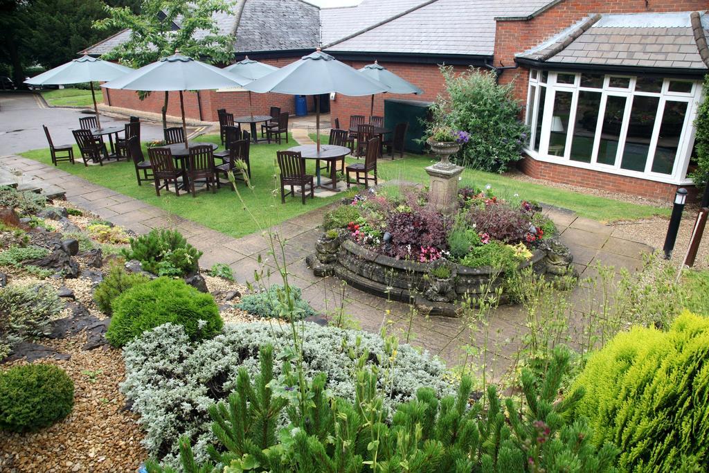 Hogs Back Hotel & Spa Nr Farnham Extérieur photo
