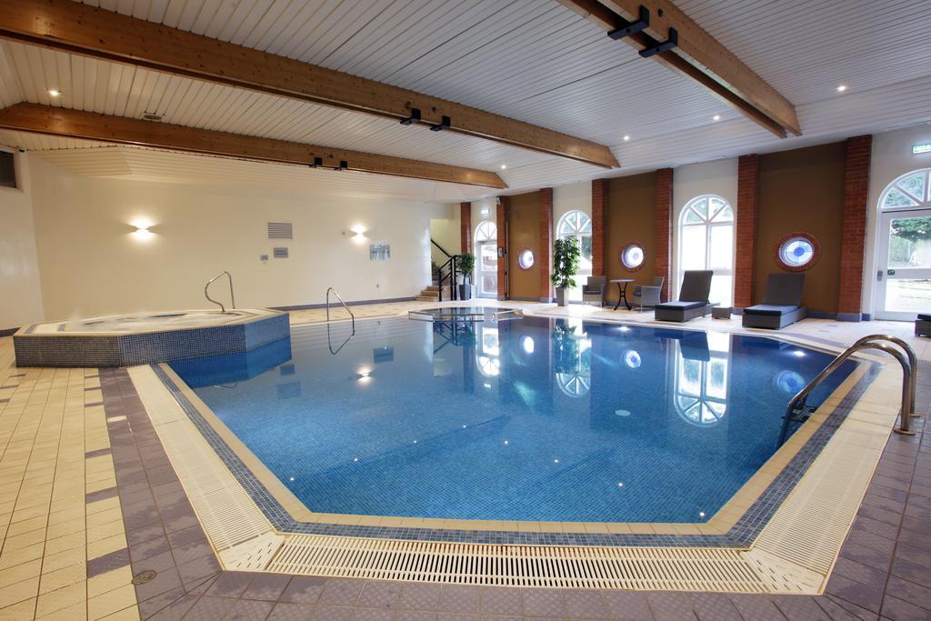 Hogs Back Hotel & Spa Nr Farnham Extérieur photo